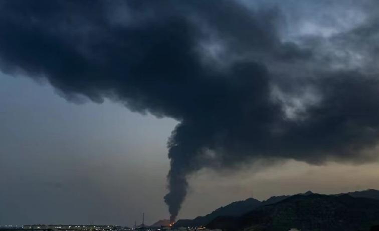 富查伊拉起火了，伊朗说不是我干的，阿联酋拦了19枚导弹。

5月4号下午，富查伊