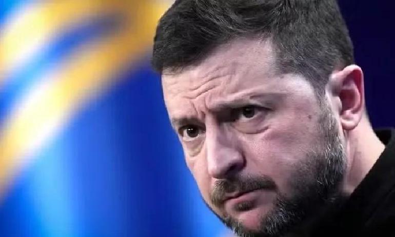 果不其然。
 
乌克兰总统泽连斯基突然宣布了乌军高层调整。
 
从2014年的局