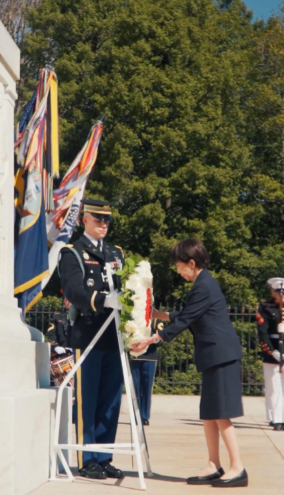 【高市早苗向击败占领日本美军士兵献花】 3月21日，正在访美的日本首相高市早苗发
