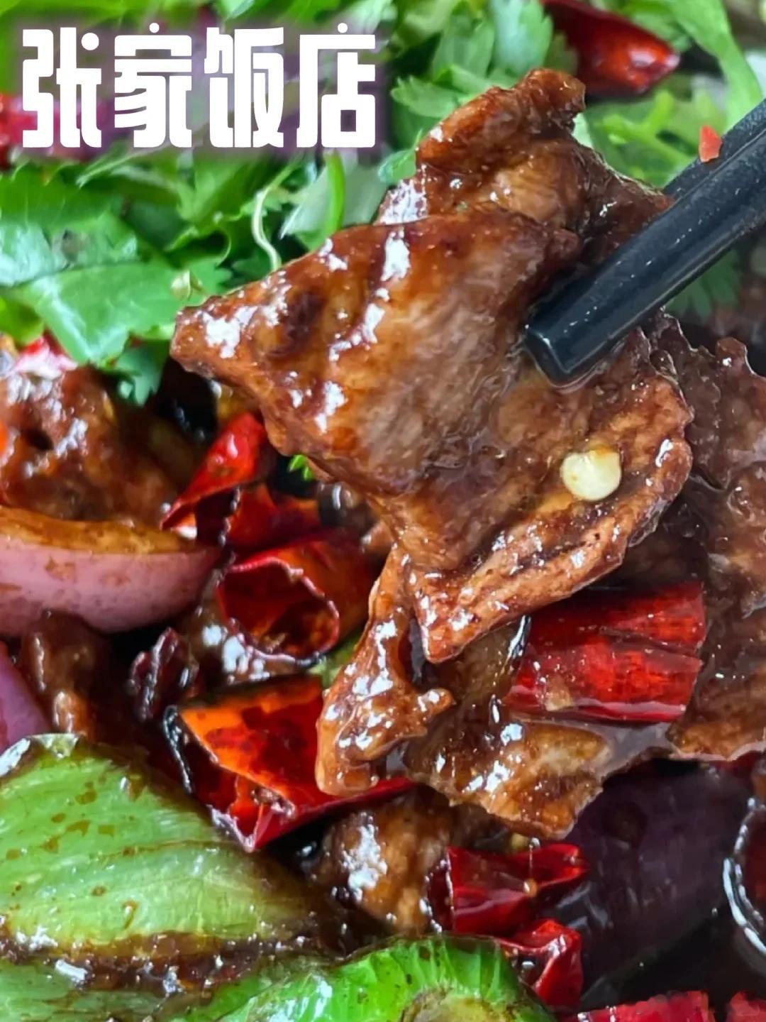 乐山美食推荐·张家饭店在乐山徐家扁老街里人称的乐山五星级“苍蝇馆子”，几十年来这