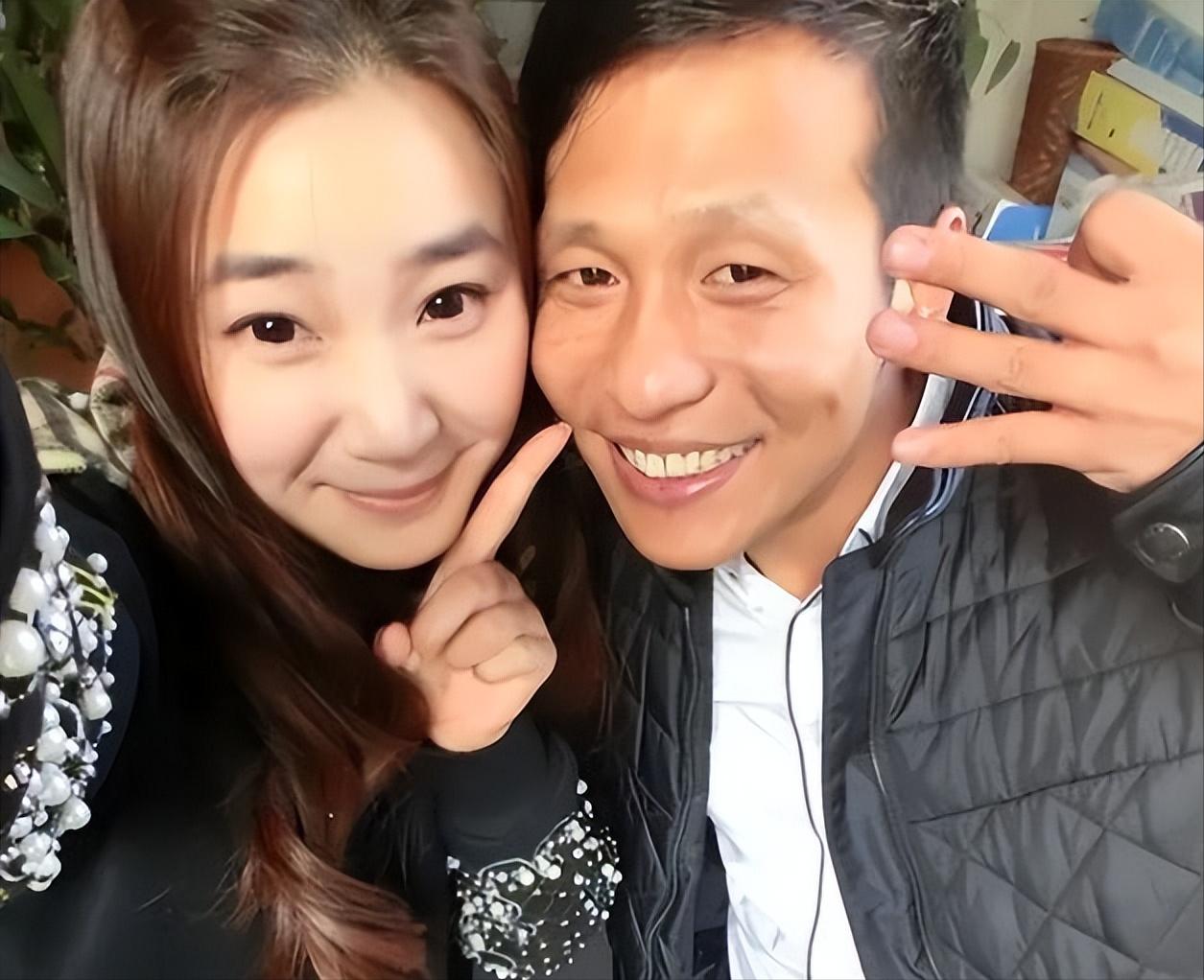 2007年，宋小宝和妻子霍晓红离婚后，就娶了肤白貌美的王雪，赵本山知道后，狠狠的