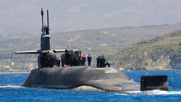 美国核潜艇在直布罗陀海峡进行人员轮换，背上驮着特种作战小潜艇

“佐治亚”号（U