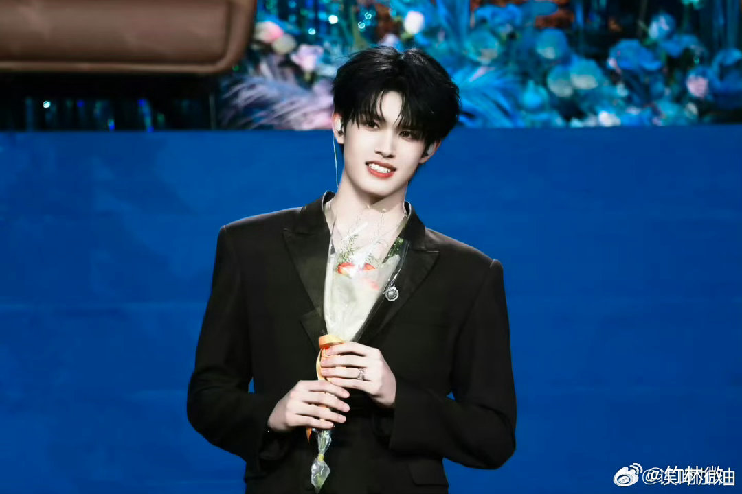 赵丽颖站姐发了张极愚人节直接被戳中！赵丽颖站姐发了张极，这波跨次元联动也太巧了，