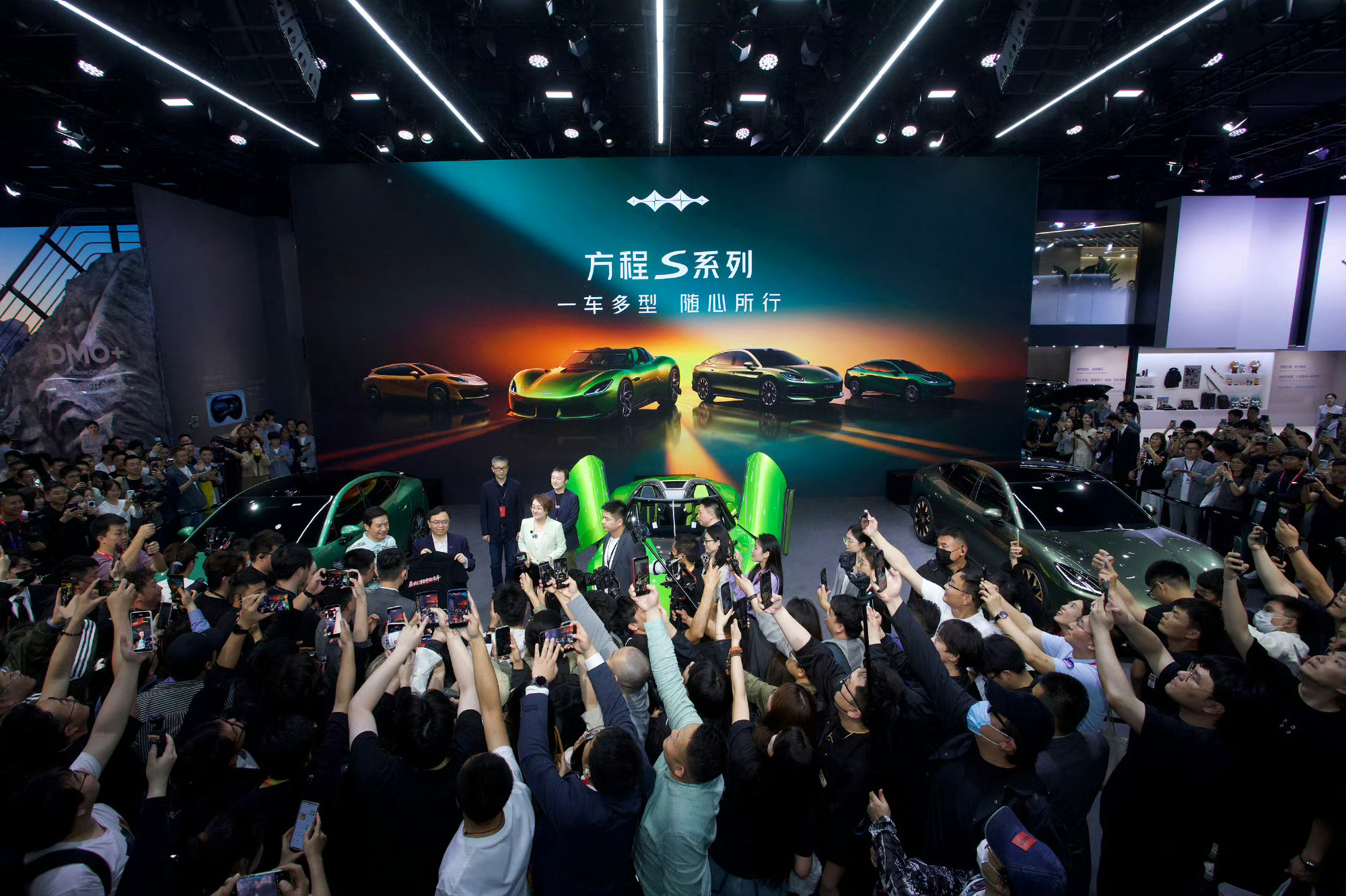 北京车展最火名场面，雷军专程打卡方程豹展台，与王传福一起交流，同时雷总给王总送了