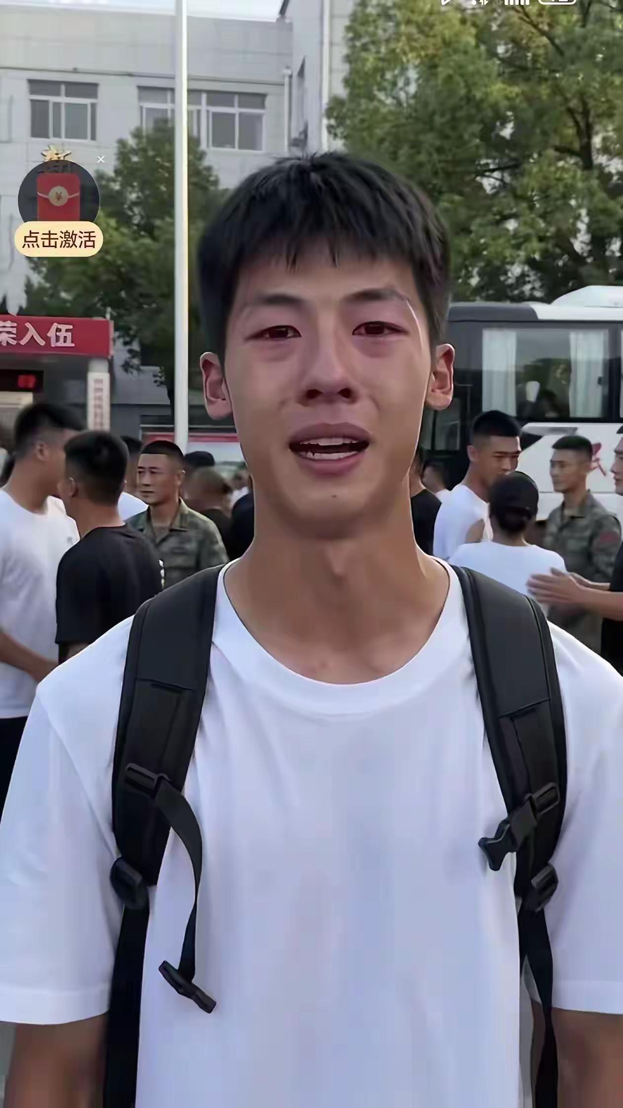 小伙子的眼泪让人心疼，很多人都破防了。他在光荣参军时没有亲人来到站台送别，他是一