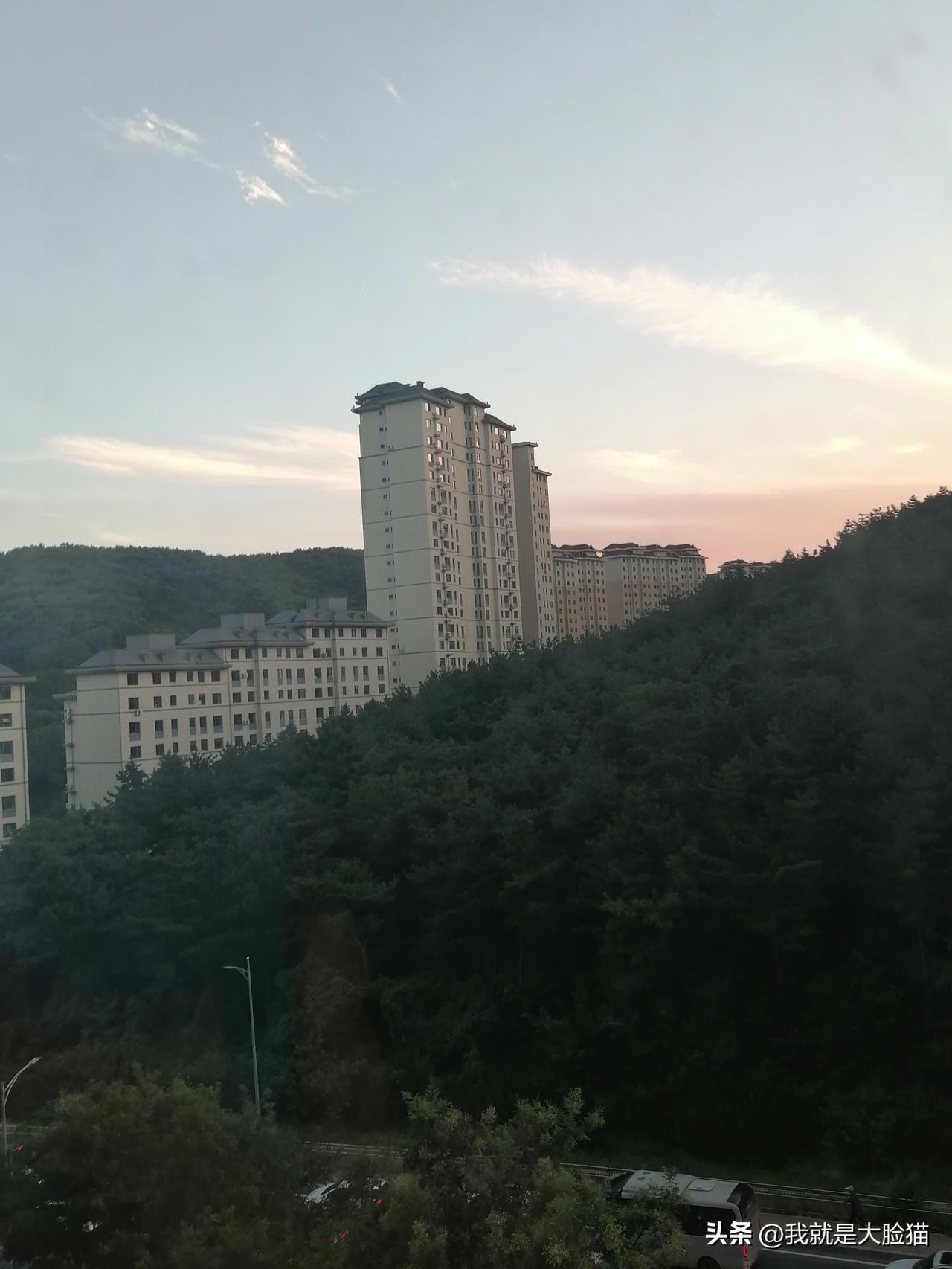 这天空美的没谁滴了！彩云飘飘，高楼林立，与绿意葱葱的山峰相互交融，映入眼帘，好一