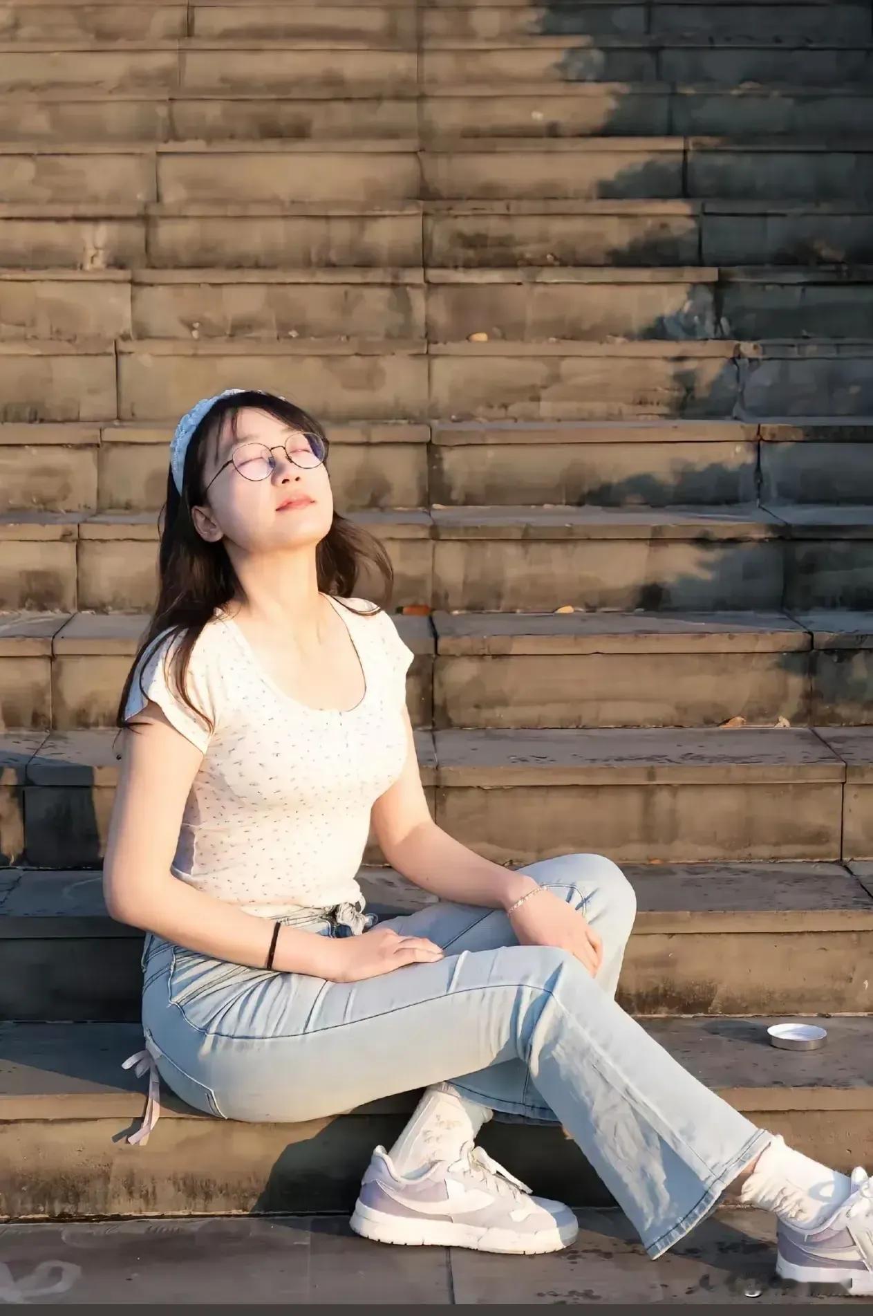 阳光下的悠闲时光，坐在台阶上享受宁静。少女感穿搭的精髓是什么 共享街拍欢乐 30