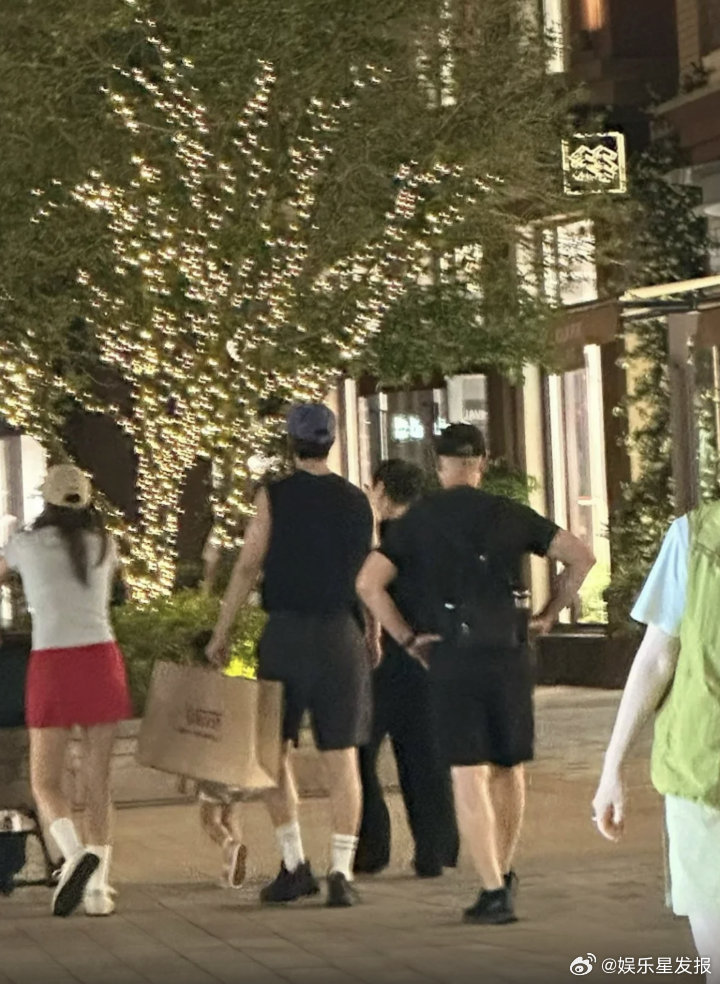 魏晨带儿子去儿童乐园 周末休闲时段，有网友偶遇魏晨带着儿子小橙子现身儿童乐园，专