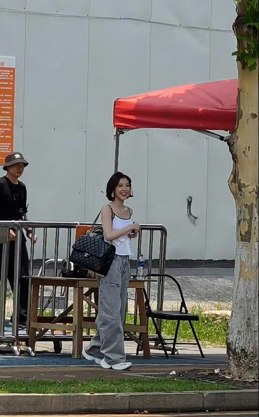 雷霆大包上挂了个唐艺昕唐艺昕和雷霆大包的反差画面真的笑到我，小个子配巨型包，远看