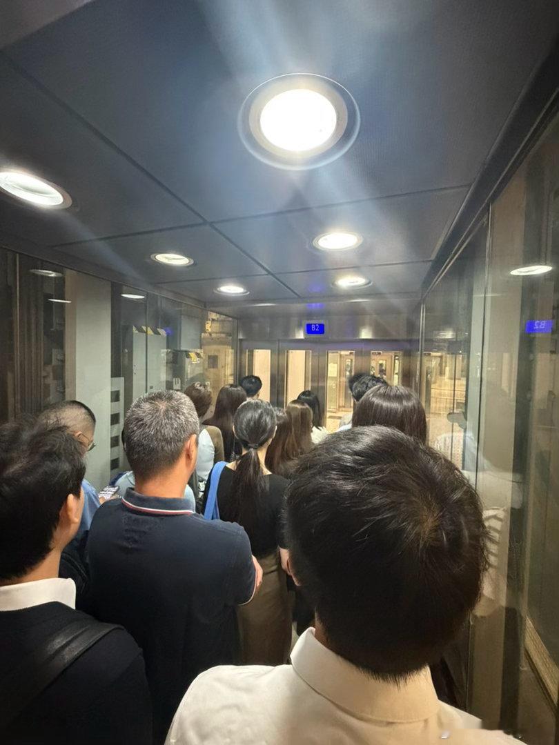 今天回香港上班，从高铁下车坐电梯开始，就自觉的站成三排，而且大家几乎都是小跑着默