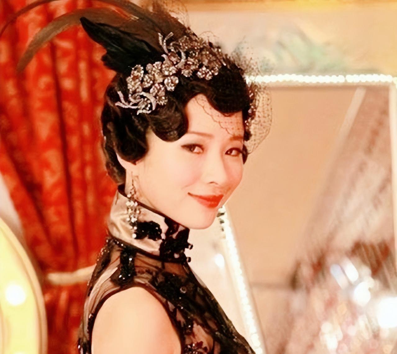 1918年，杜月笙去歌舞厅风流。

那天法租界的歌舞厅里，15岁的陈帼英抱着琵琶