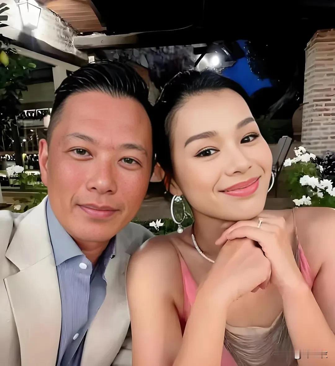 胡杏儿和她老公就是一个愿打一个愿挨，而她丈夫是一个什么样的人，胡杏儿可比外人清楚