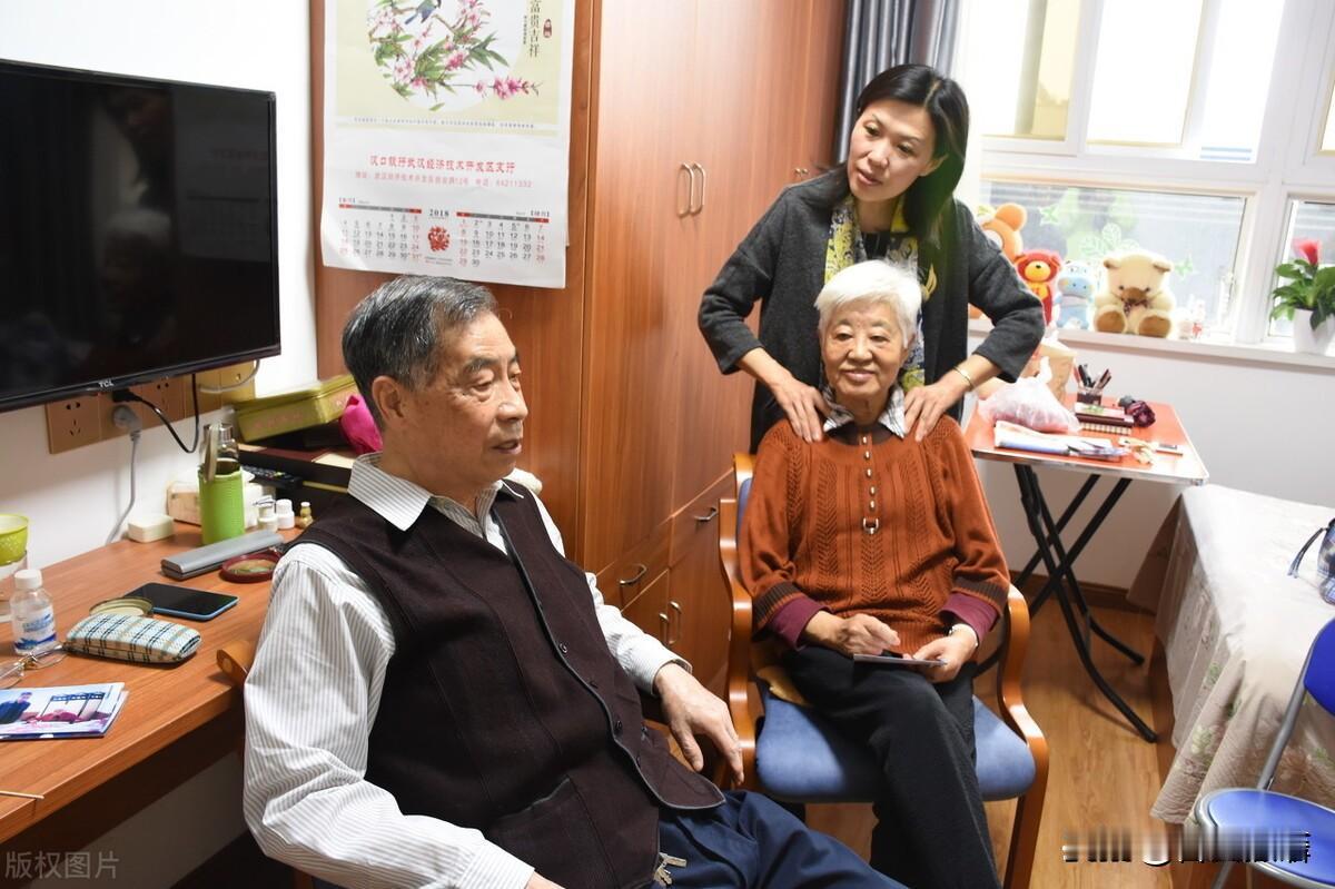 步入老年，跟子女最佳的距离是“一碗饭”的牵挂。
 
在小区门外广场散步，偶遇邻居