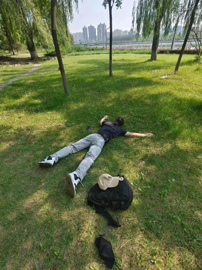 是一个好办法！
朋友的儿子上大二了
她说刚上大一的时候比较放飞自我
每个月给完生