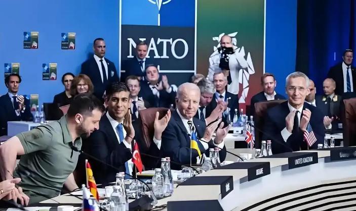 乌克兰的棋局：消耗战下的国运豪赌,一个棋子的悲歌
三年了,乌克兰打了三年，帮西方