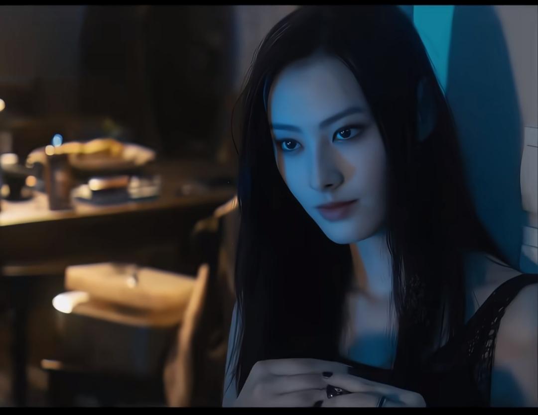 梁洛施明明是个超级大美女，可一拍正面照，鼻子太抢镜了！