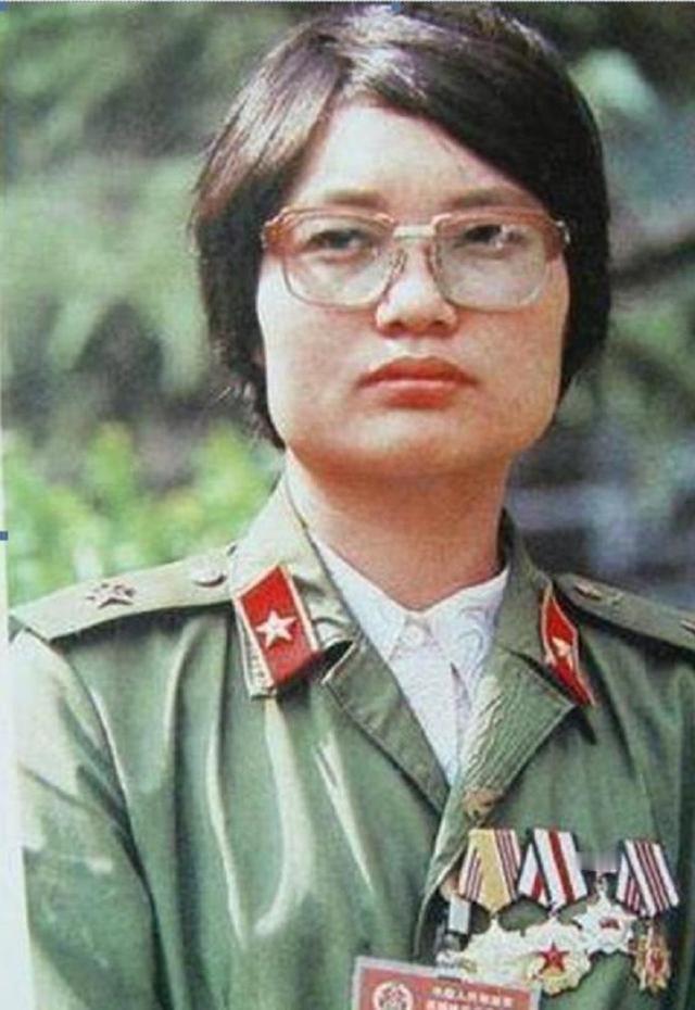 1986年，一个美女医生被哨兵拦住，要求出示通行证，没想到，她直接掏出一颗手榴弹