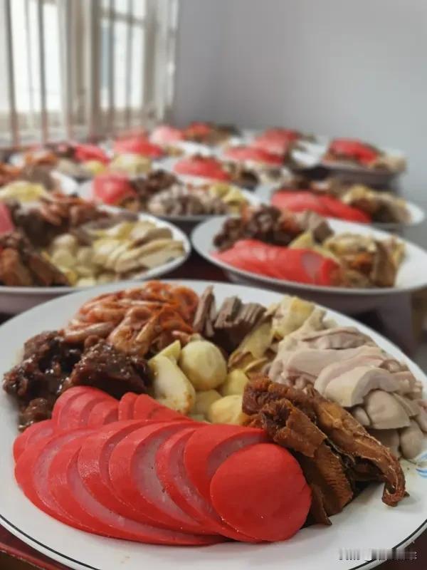 过年啦，2026马年春节超有氛围！贴春联、挂灯笼，年夜饭香飘满巷。一家人围坐，唠