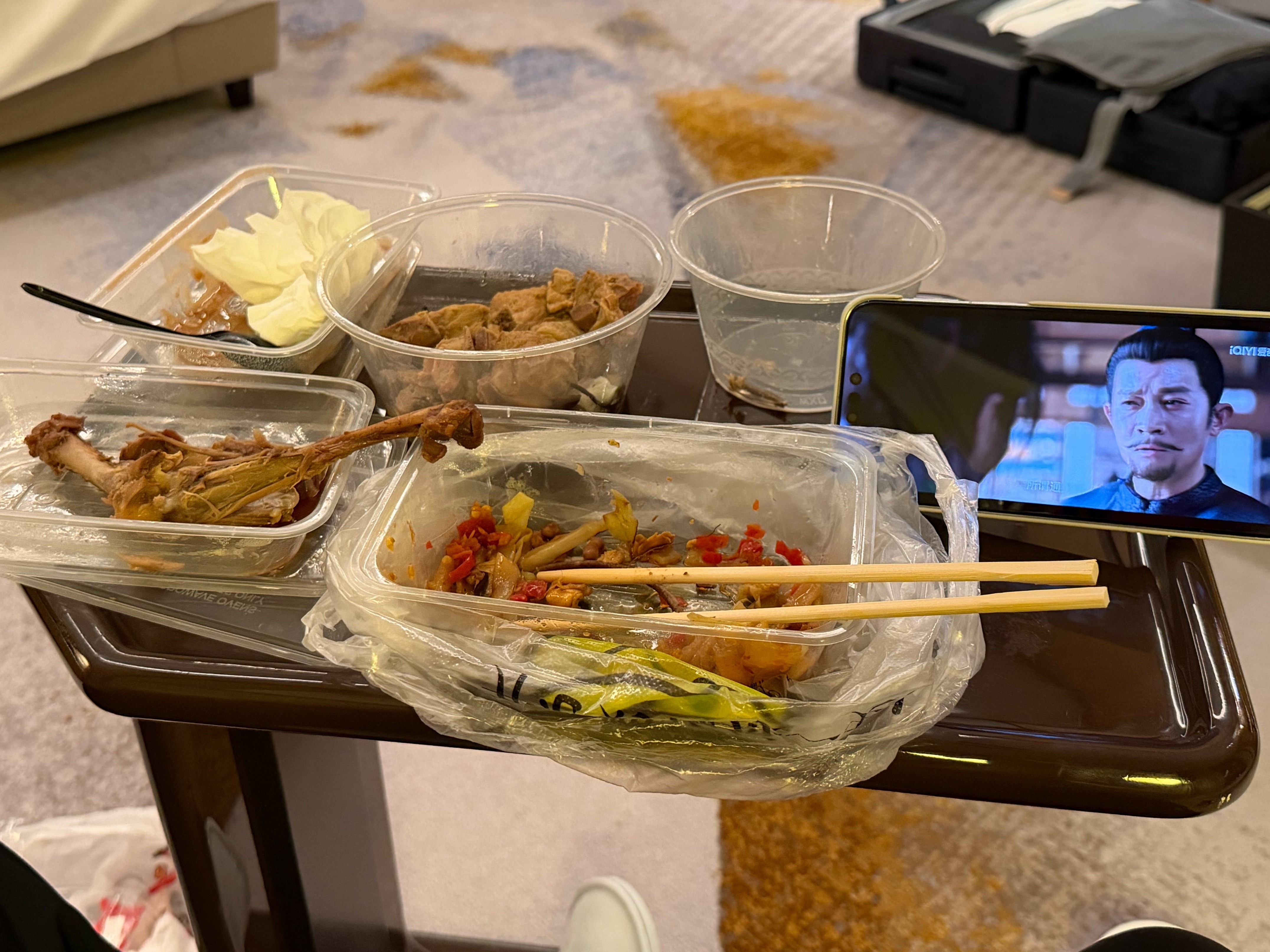 今天的第一餐，从早上9点到晚上11点真的没吃过东西我刚才饿着肚子问酒店前台我说哪