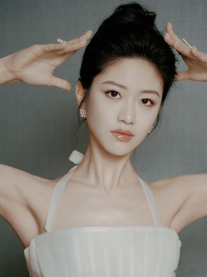 这完全是白天鹅本人吧。优越的肩颈线条搭配LA VIE白色礼服花苞裙，搭配珍珠耳环