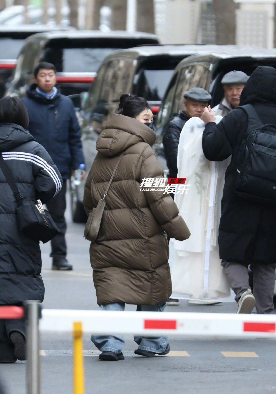 凤凰传奇央视春晚联排凤凰传奇春晚联排凤凰传奇玲花、曾毅现身央视春晚首次联排， 