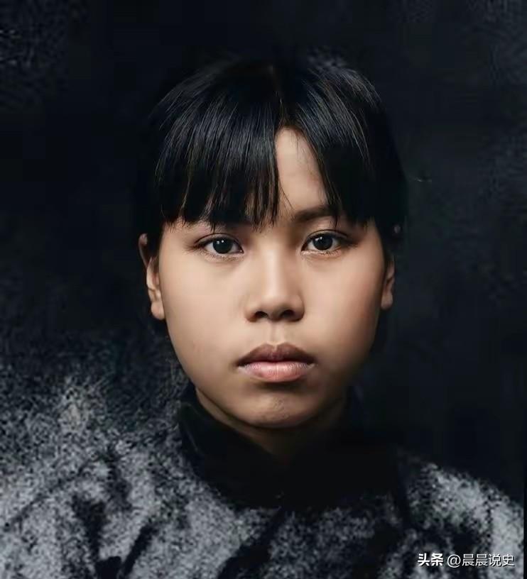 1929年，24岁的毛泽建被钉在木桩上，膝盖骨早已被老虎凳压碎，敌人扯下她沾满血