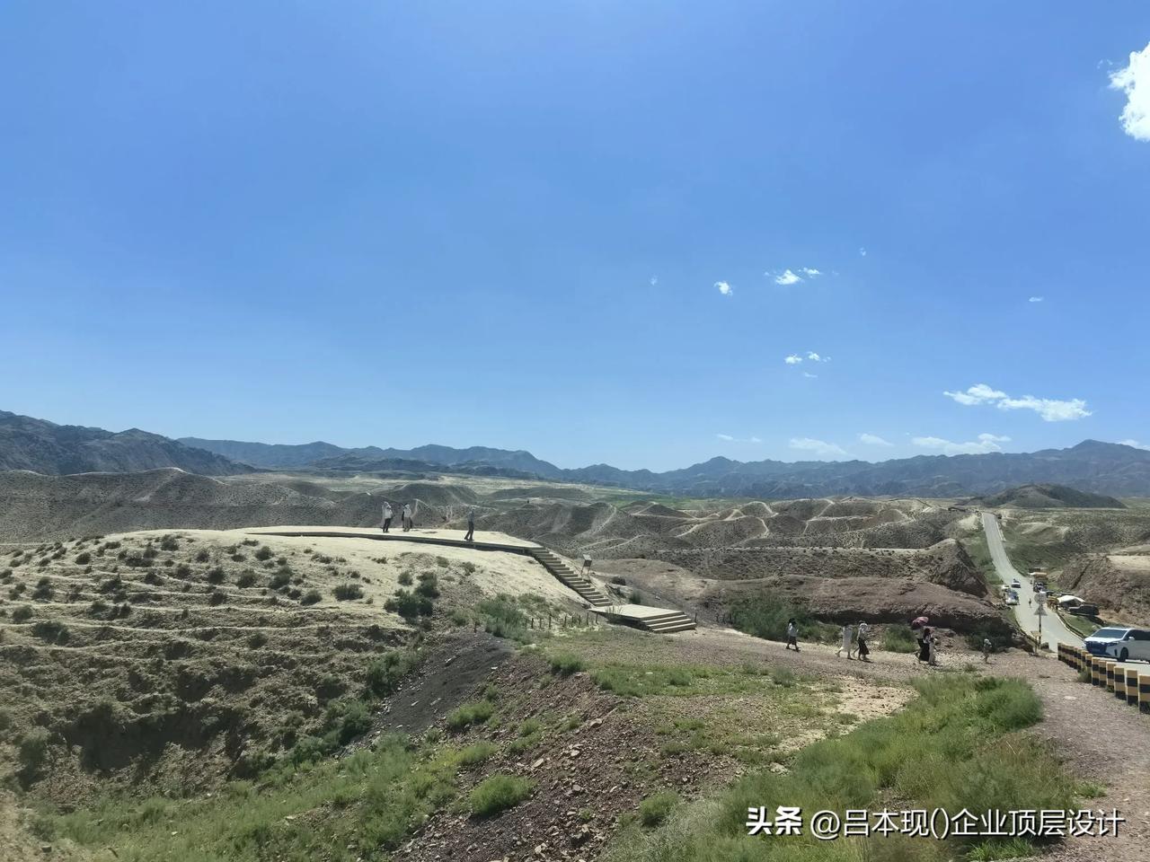 #上联：有缘千里来相会，如何对下联#
下联:无缘碰头不趣同.