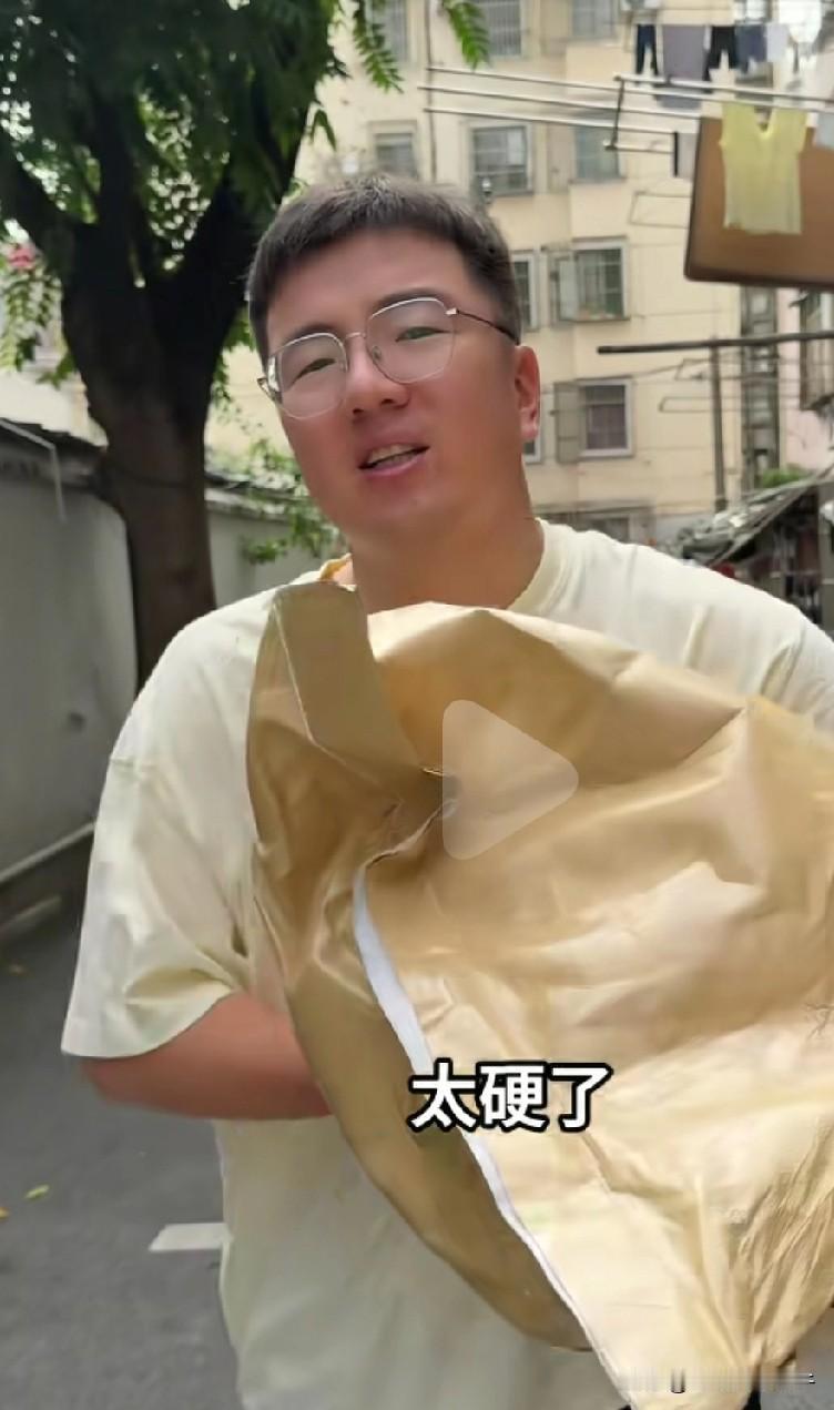 王苗真心细，居然能想到给生病的妈妈买个床垫铺上，说床太硬压的腿疼，同时还不忘给琴