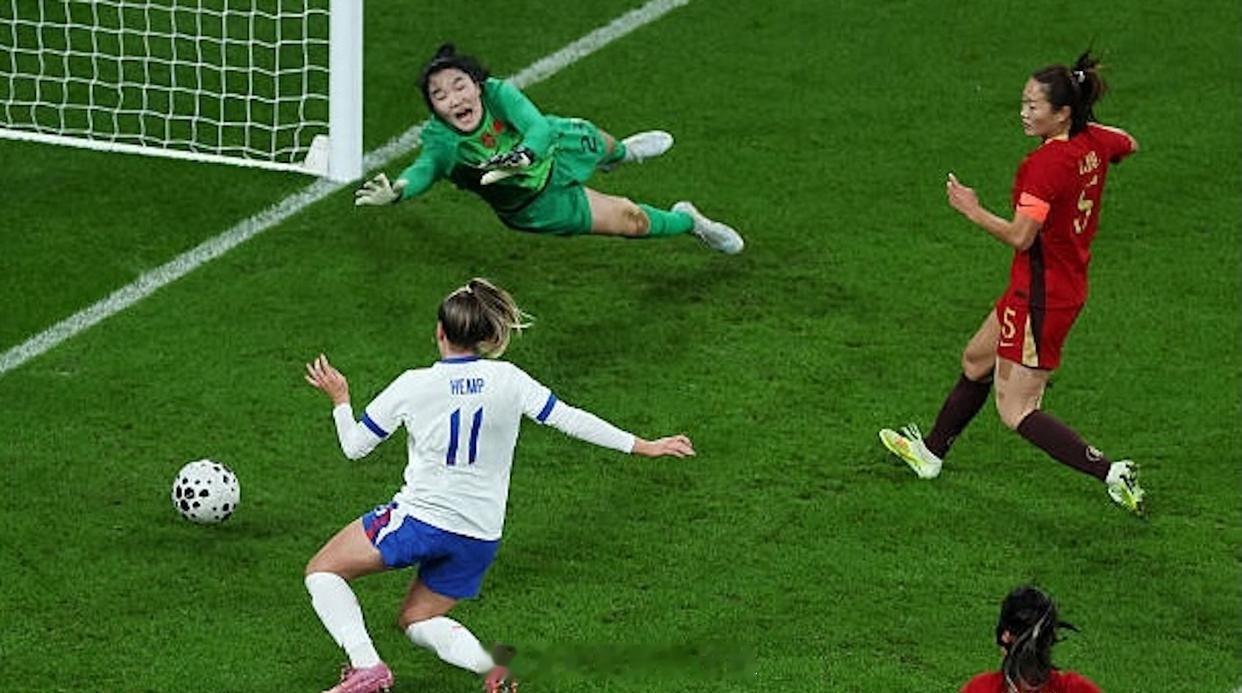 中英女足对抗赛中，中国女足0-8不敌英格兰。主帅米利西奇首发雪藏王霜、霍悦欣等进