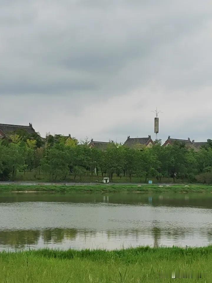 孤独，是最高级的贵气
别怕不合群，怕的是在人群里弄丢了自己。
真正的贵气，从不来