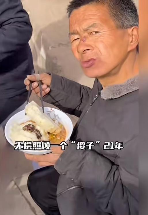 “这个村长火了！”村长利用自己权利，让26个村民无偿照顾村里的“傻子”，而这一照