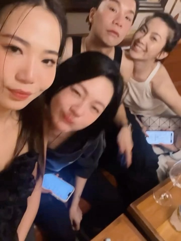 小姐不熙娣班底陪小S庆祝合照里的S状态好像小朋友小s得奖 ​​​