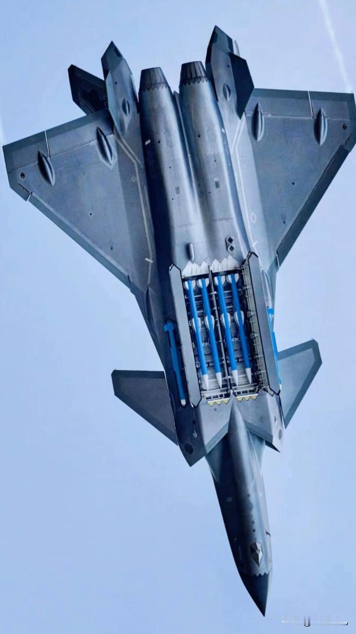 罕见画面！歼20，再次公开发射空空导弹画面，是PL-15吗？

人民空军成立76