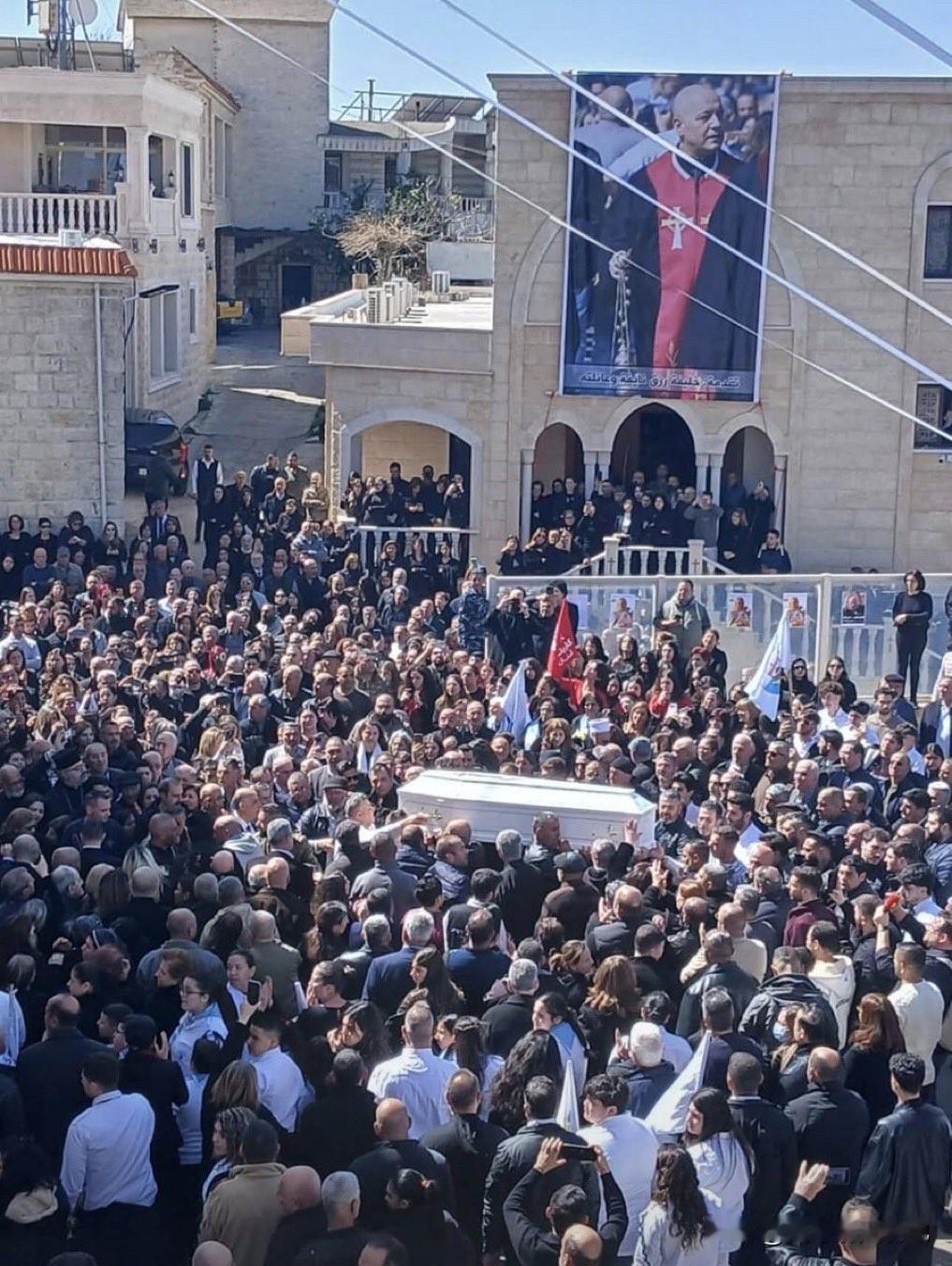 今天，在黎巴嫩举行了马龙派基督教村庄教区神父皮埃尔·拉希的葬礼，这些村庄再次遭受