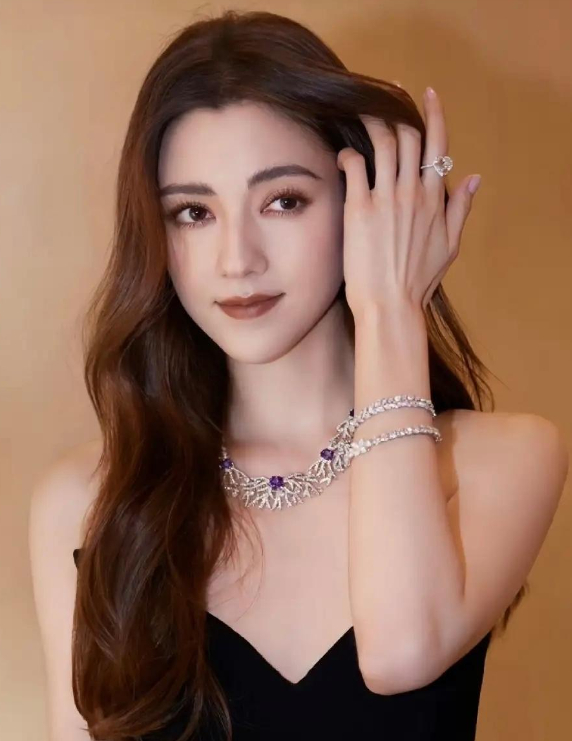 娜然到底有没有嫁进霍家？其实明眼人都能看出来，能出席霍家家宴，足以证明她早已入霍
