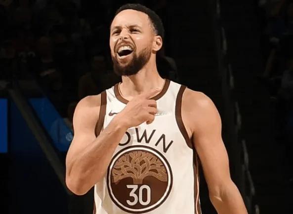 美媒Polymarket Hoops统计了过去十年中关键三分球命中数最多的球员：