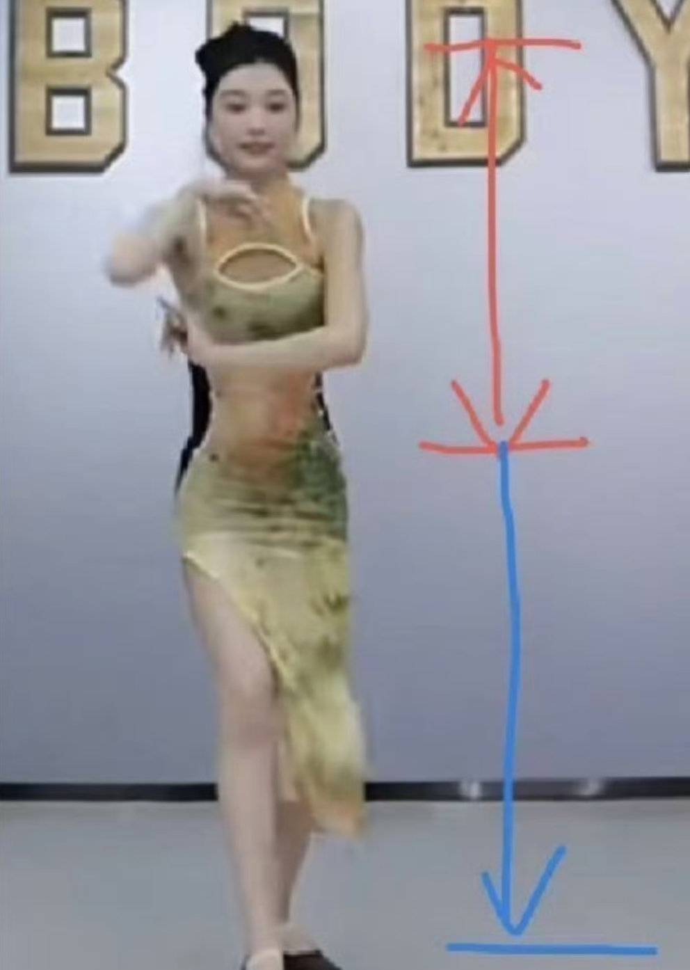 谁给易梦玲这一身衣服的，何其歹毒呀 ​​​