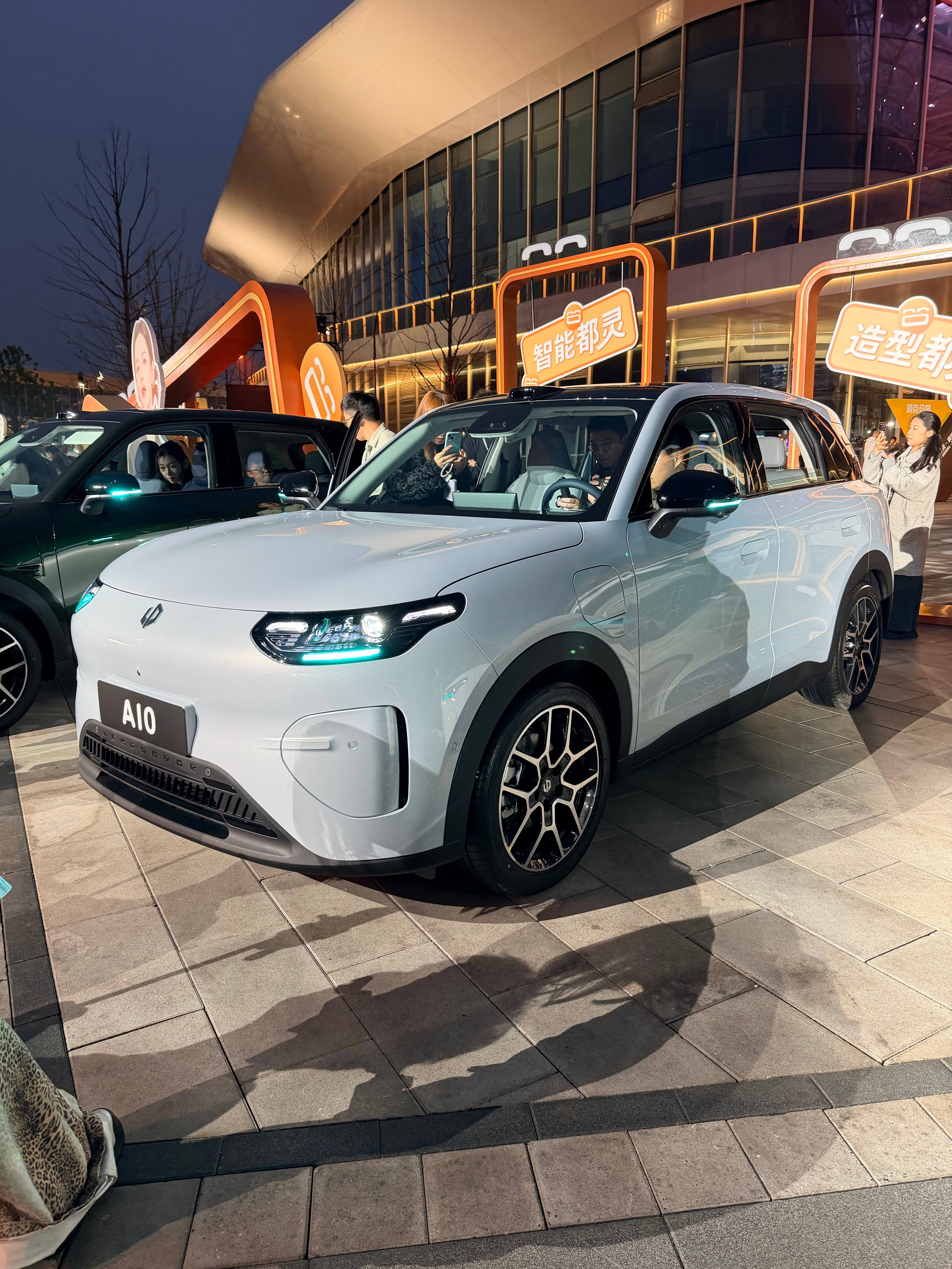 今天来参加零跑 A10 上市发布会，展车也都亮起小蓝灯了。你们觉得会多少起售？新