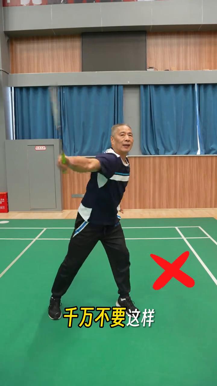 反手抽球千万不要这样做。
反手抽球千万不要这样做，错误的。当球来的时候千万不要用
