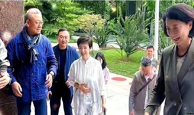 央视主持人—李修平，离开央视转人生，丁克生活，外界总问后悔否？

离开央视后，她