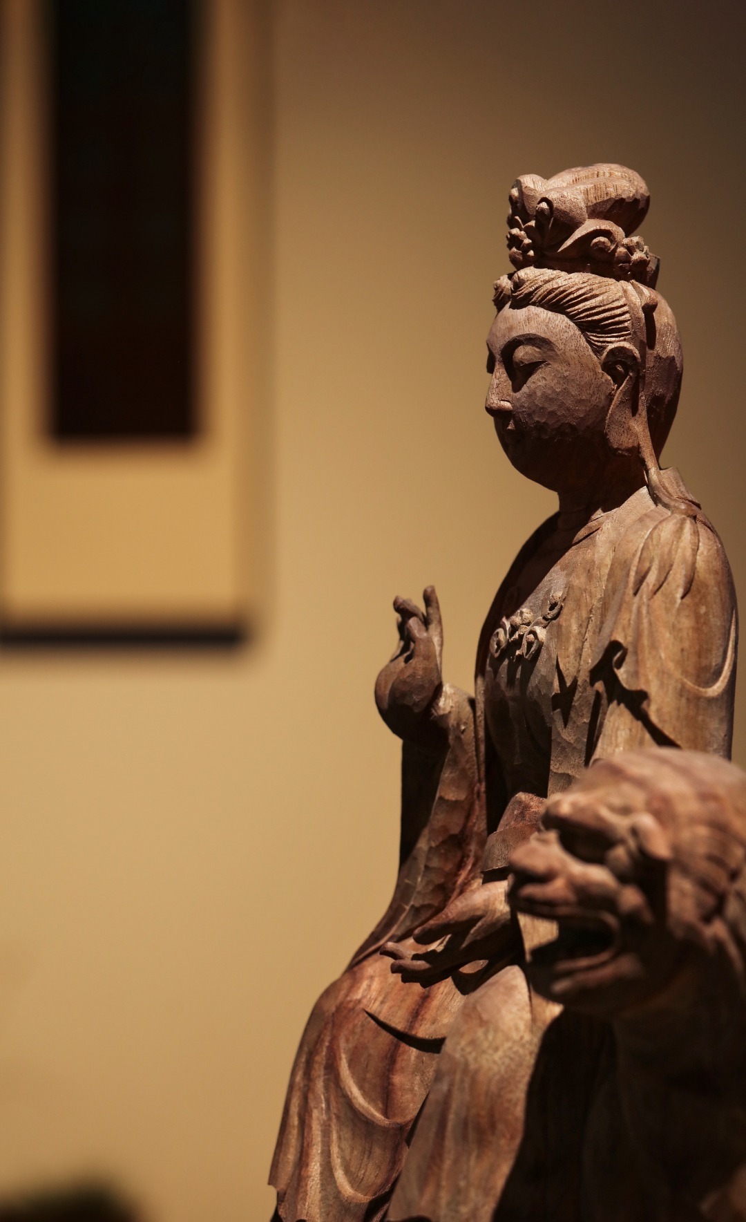 百年香樟木 | 文殊菩萨  取材台湾百年香樟木，一木雕琢，菩萨慈悲悯人，刻划生动