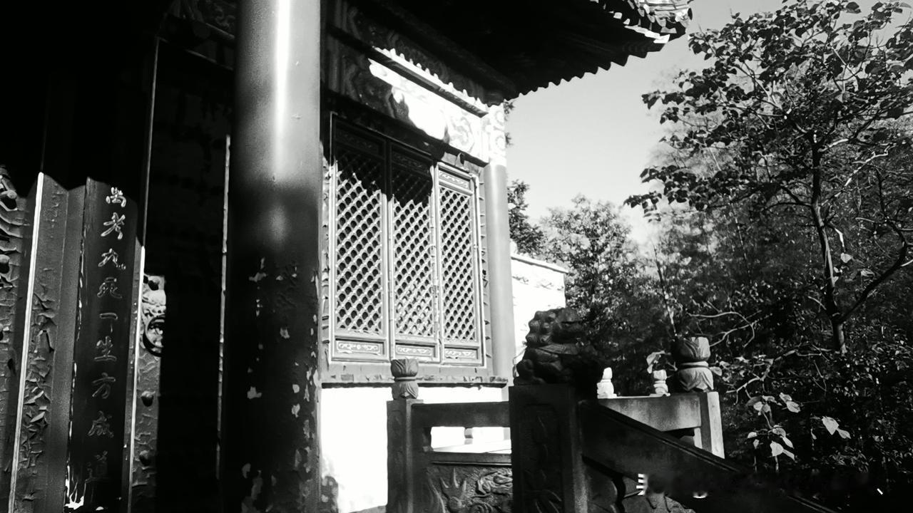 铁佛寺藏在深山中，静待游客打卡。