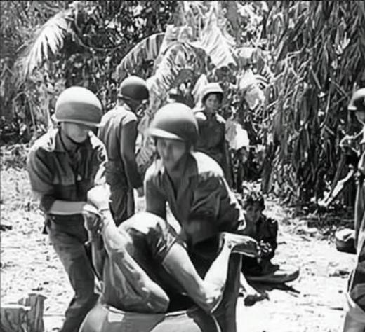 1969年，越战期间，美军士兵对越南女游击队员有多恨，看了这张照片就知道了。
