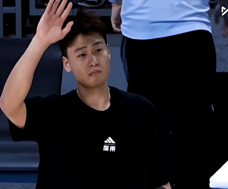 “雇佣军”夺冠后抱头痛哭，画面挺魔幻。

赵睿把脸埋进毛巾，肩膀一抖一抖；周鹏眼