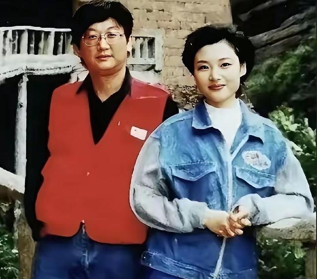 谁能想到，一个刚毕业的播音专业女生，每天在公安局办公室处理档案材料，工资只够基本