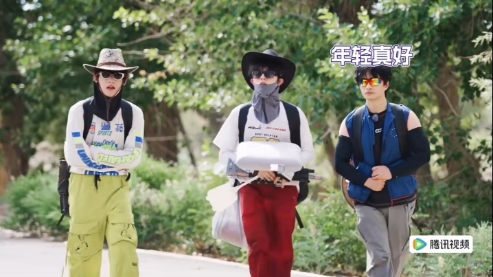 朱志鑫张极：累？不存在的。负重徒步走得最快，眼神一对还跑起来。张极跑得比谁都嗨，