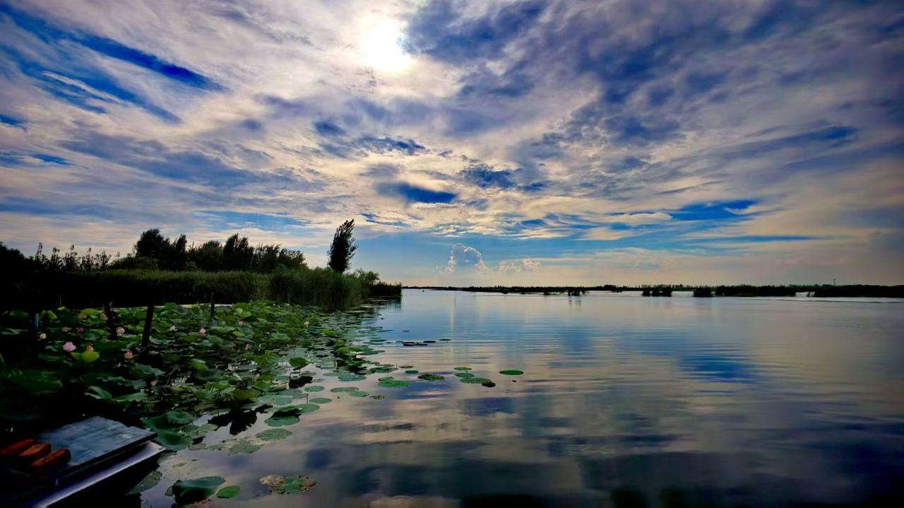 ​
2. 万顷湖光，漫天云色，偷得浮生半日闲。
