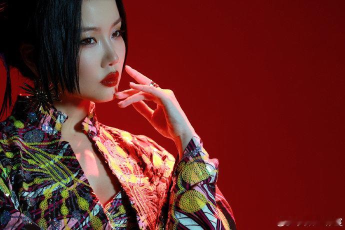 黄龄演我不想加班黄龄把 “不想加班” 演得淋漓尽致！坚持睡眠第一，下班第二，打工