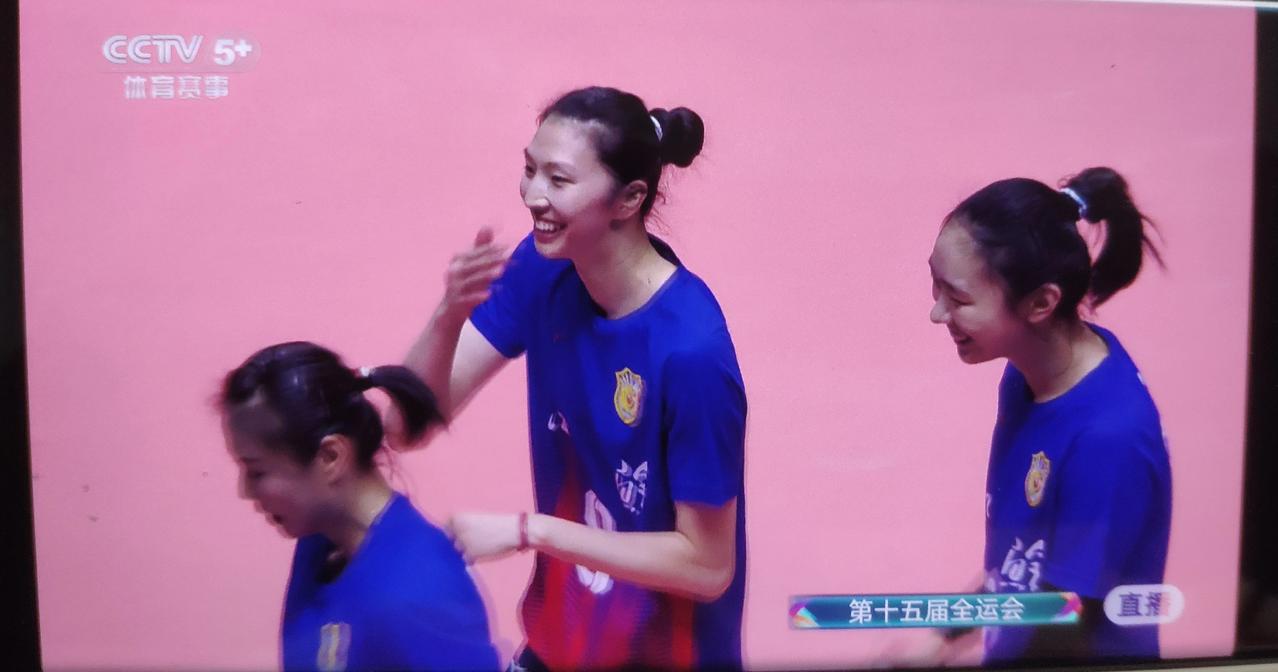 江苏打福建半决赛第二局25-13！
主攻手吴梦洁都忍不住笑出了声！江苏女排的队员