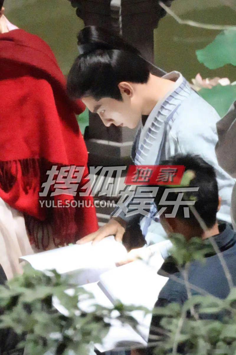 侧脸轮廓真标志，认真的韩立[憧憬] ​​​